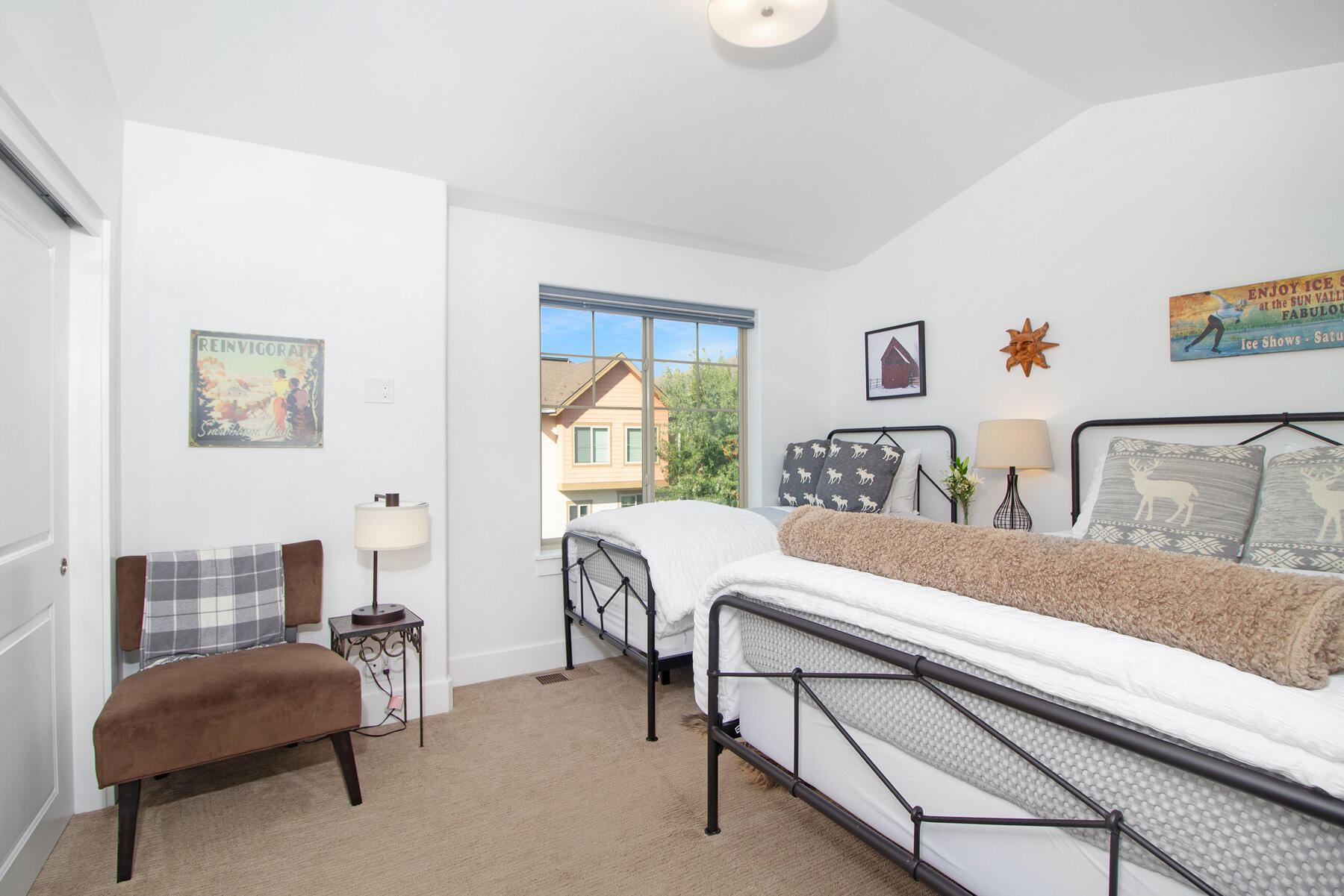 2455 Woodside Blvd Property Photo 16