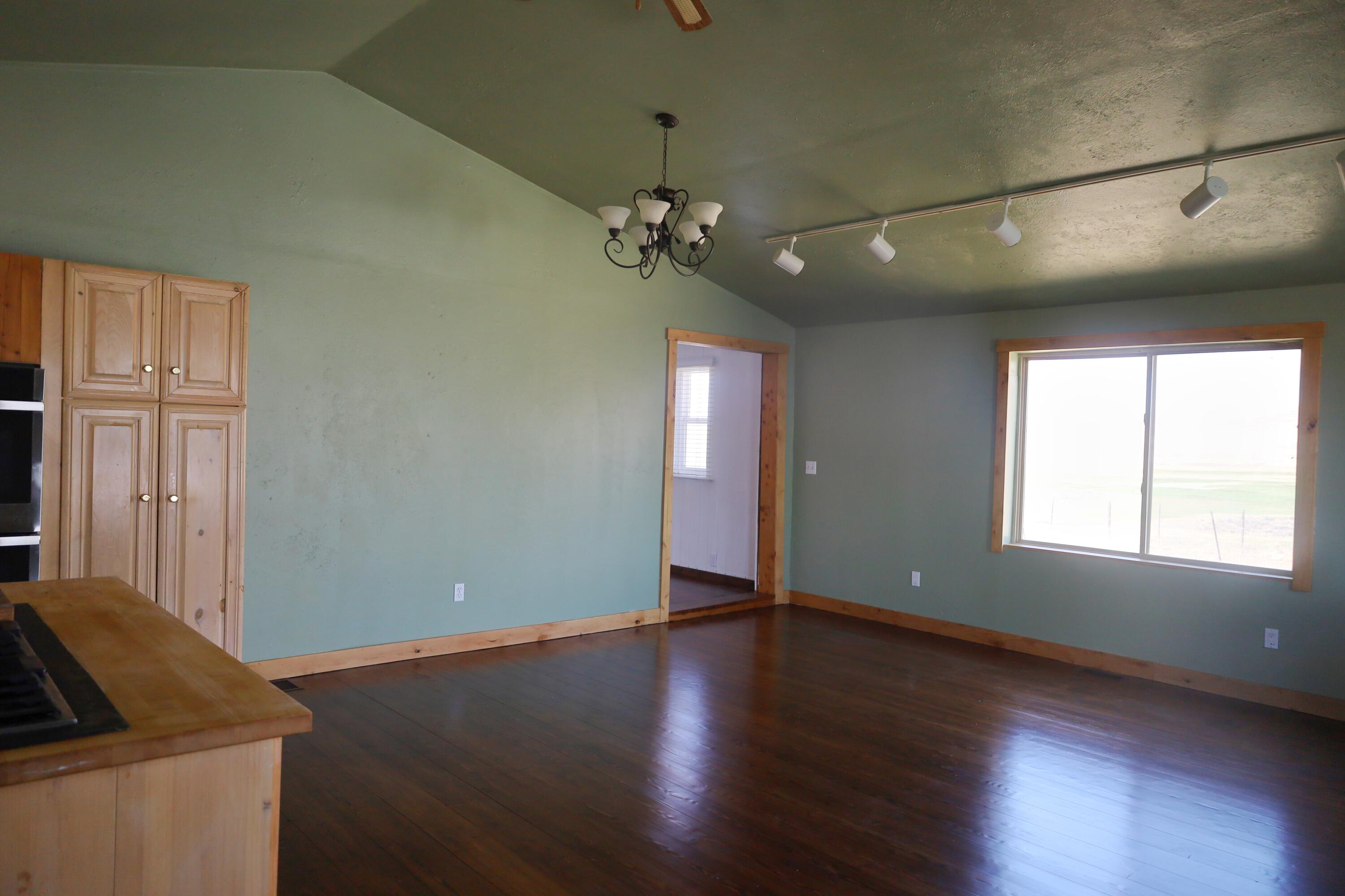 1674 Little Wood Reservoir Rd Property Photo 8