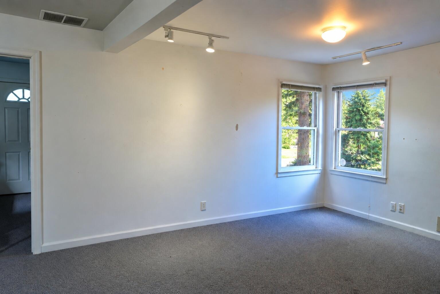 409 S Main St Property Photo 9