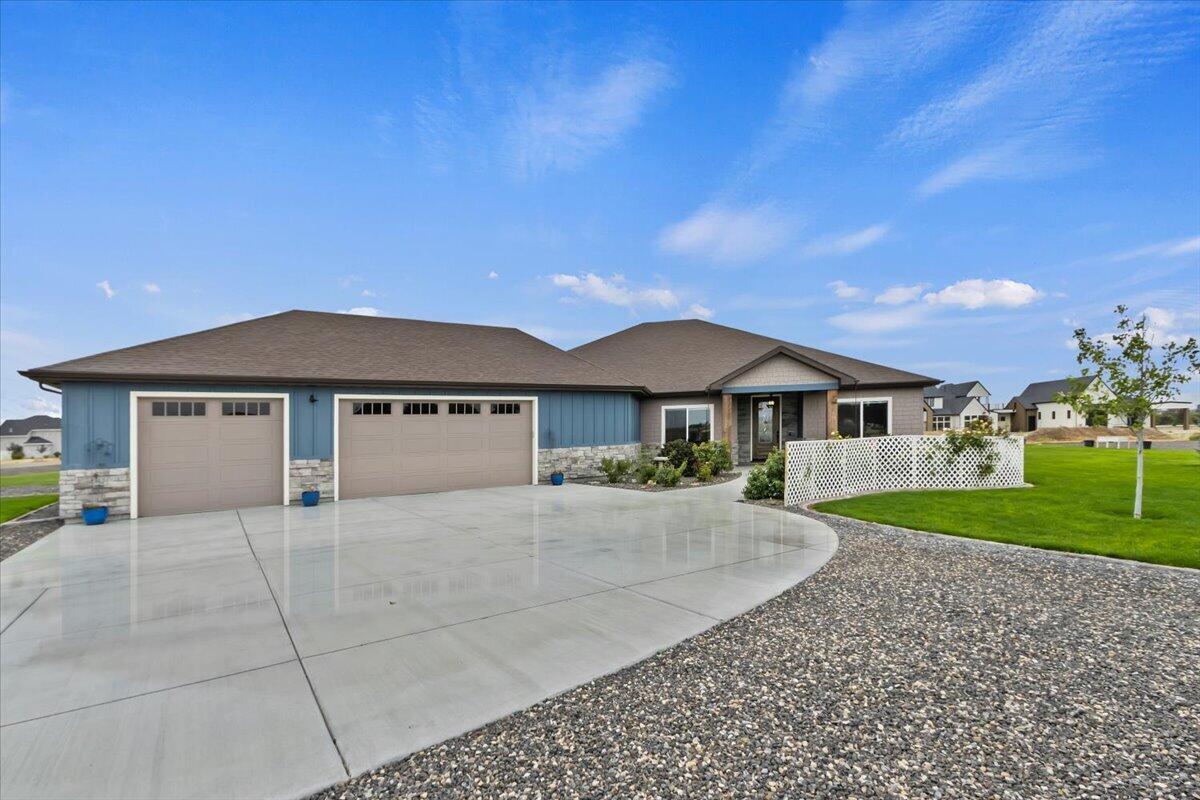 377 Skyline Dr Property Photo 3