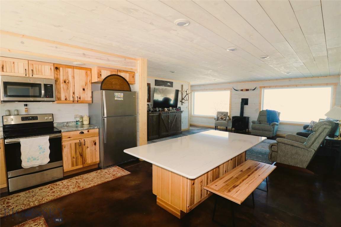 37 Lind Lane Property Photo 4