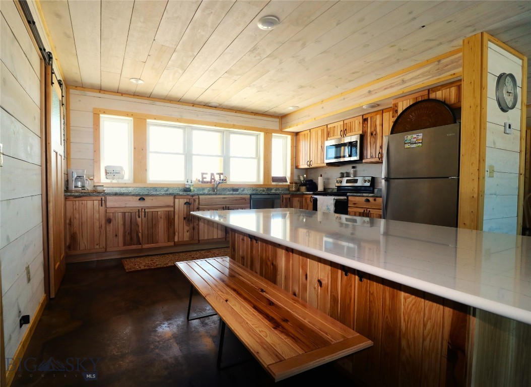 37 Lind Lane Property Photo 5