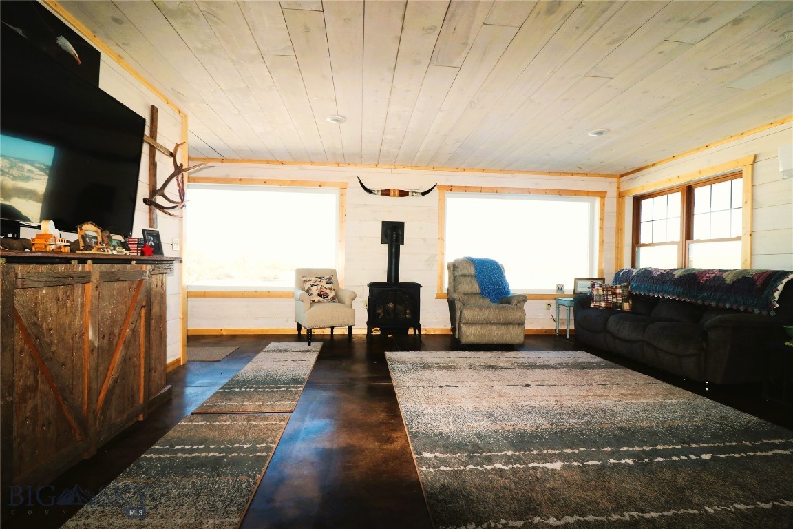 37 Lind Lane Property Photo 7