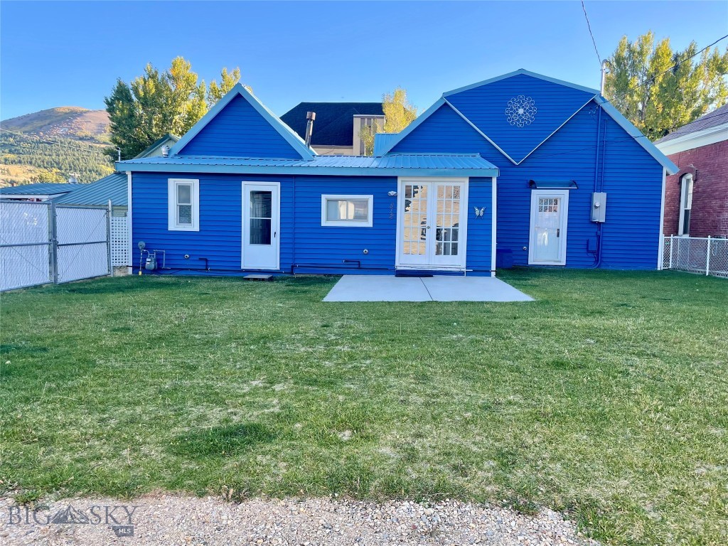 512 W Park Property Photo 4
