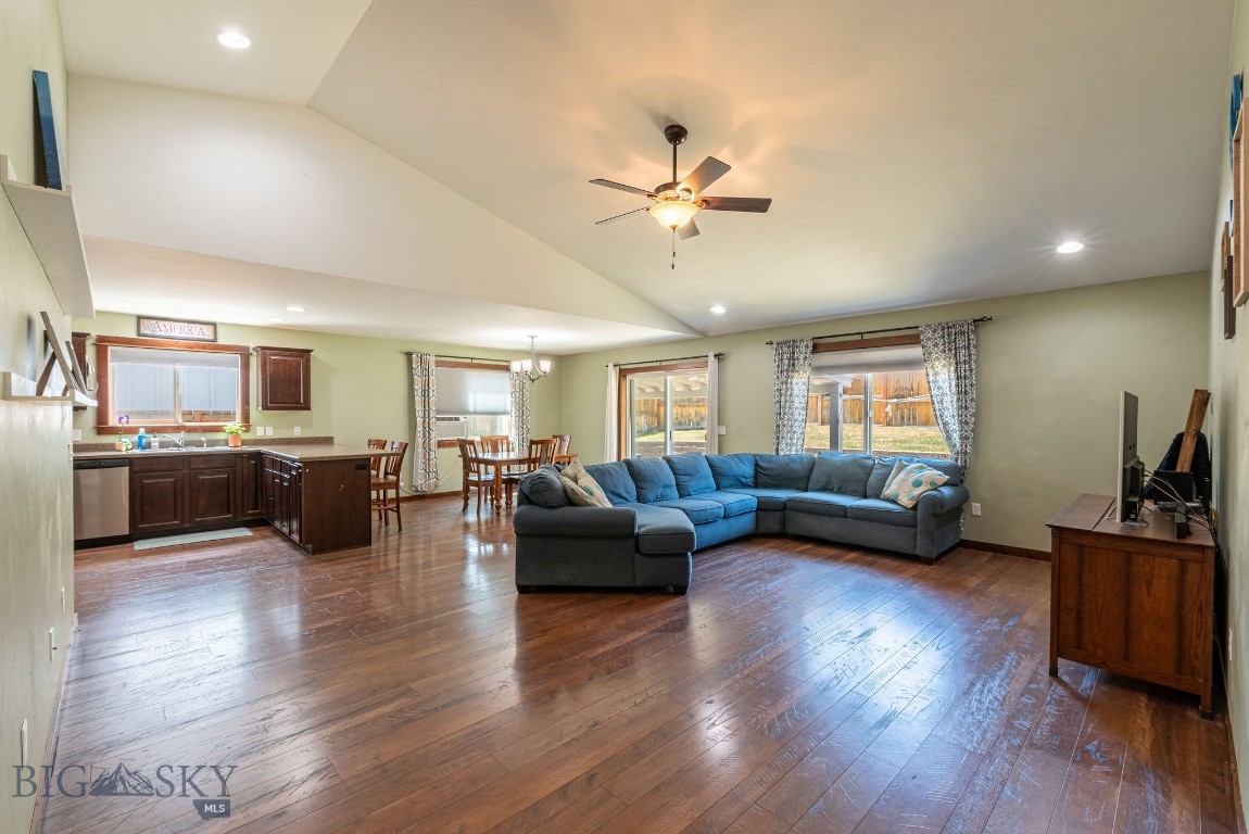 805 Nebula Street Property Photo 4