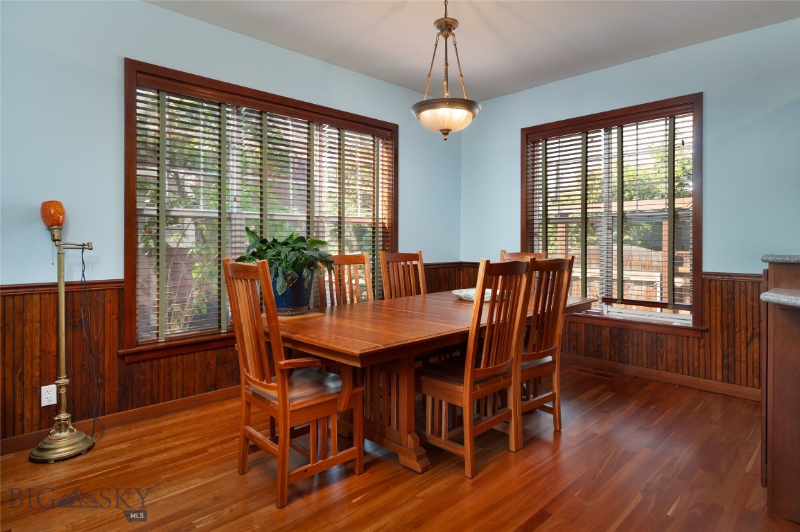 323 N Grand Avenue Property Photo 9