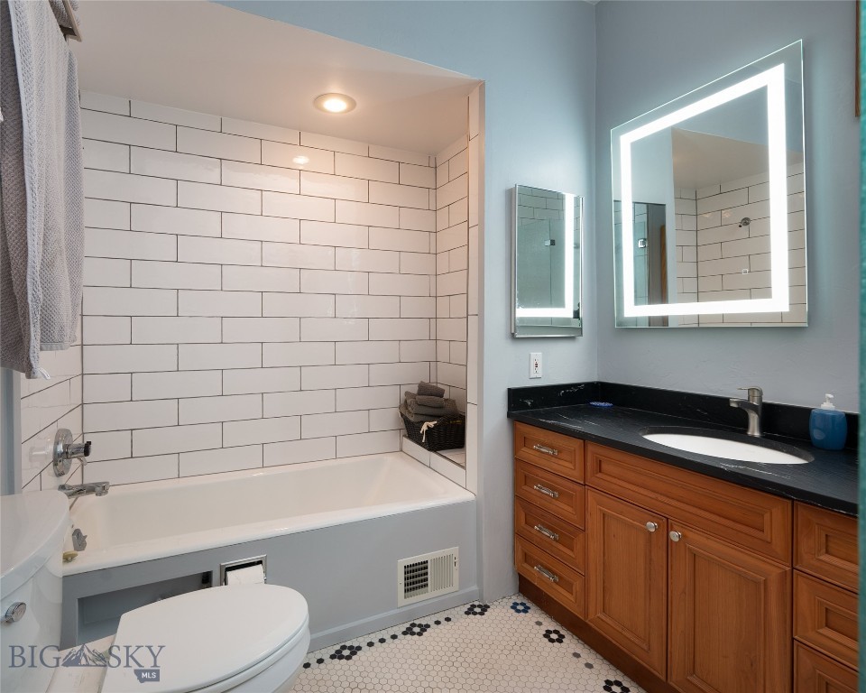 323 N Grand Avenue Property Photo 13