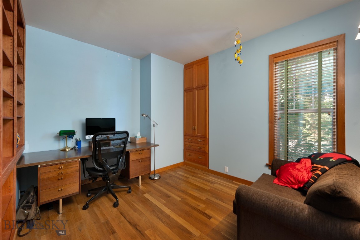 323 N Grand Avenue Property Photo 14