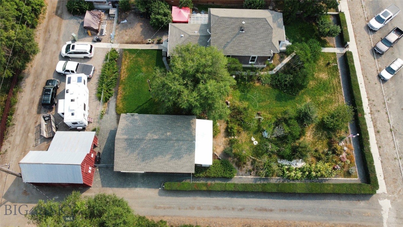 9 First Street E Property Photo 2