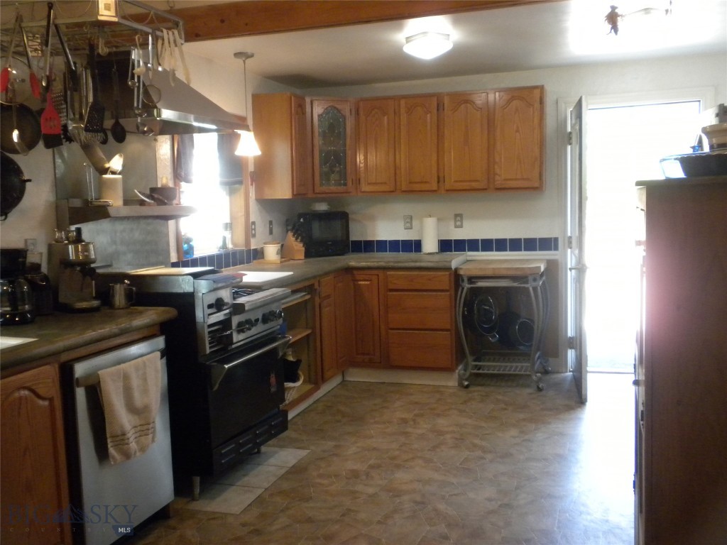 9 First Street E Property Photo 19