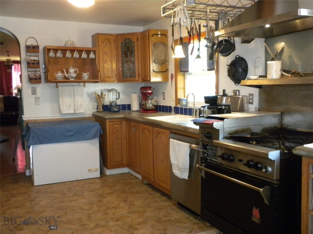 9 First Street E Property Photo 22
