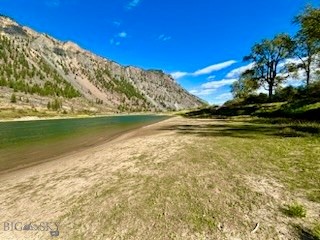Nhn River Road W Property Photo 6