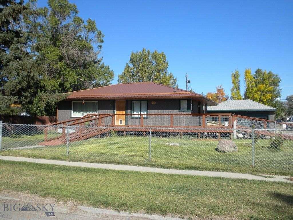 411 1st E Property Photo