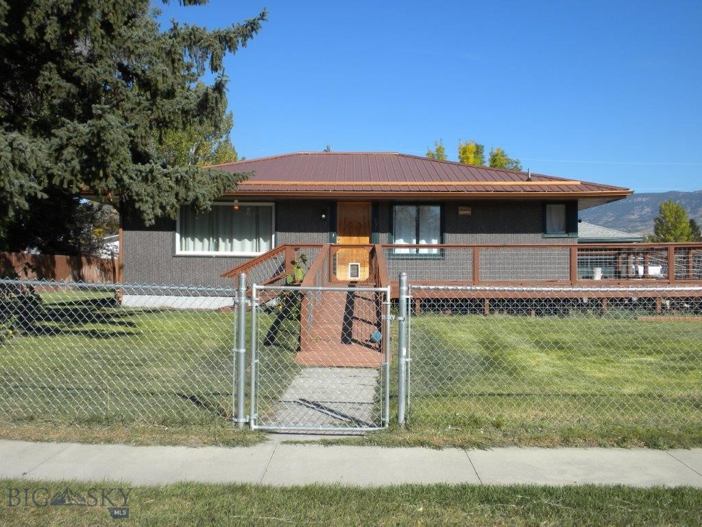 411 1st E Property Photo 2