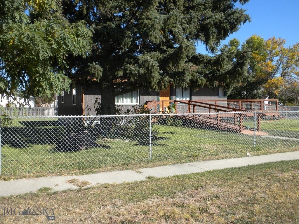411 1st E Property Photo 3