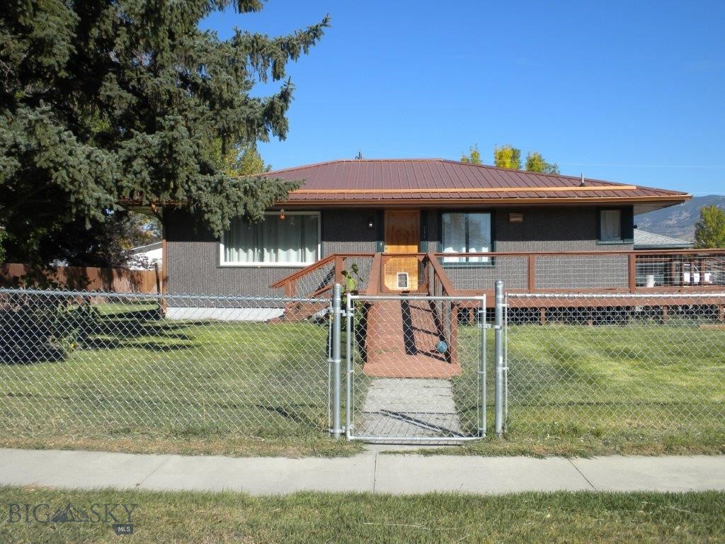 411 1st E Property Photo 4