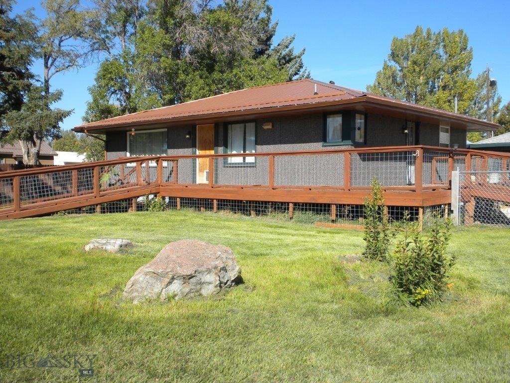 411 1st E Property Photo 6
