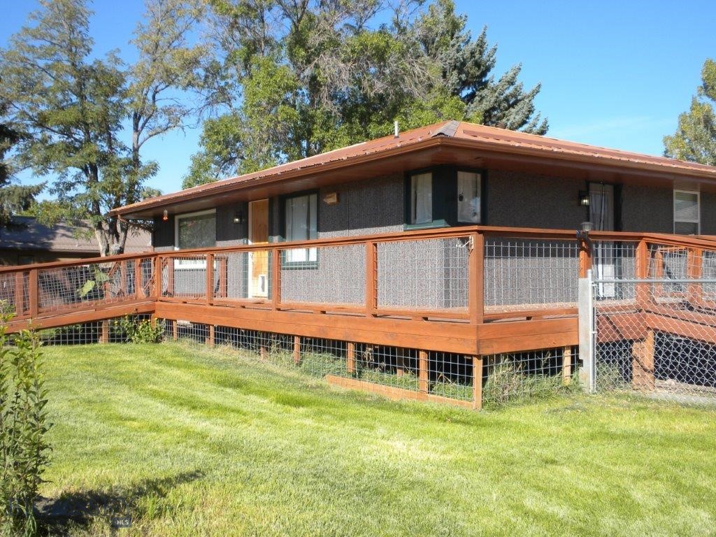 411 1st E Property Photo 7
