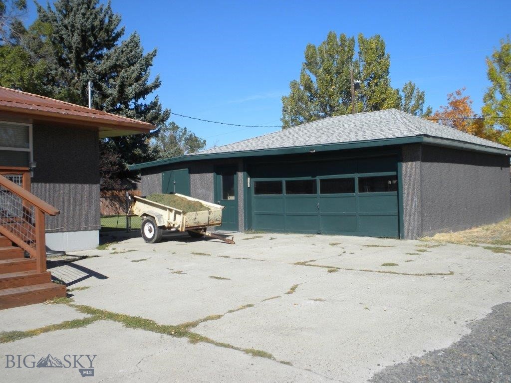 411 1st E Property Photo 8
