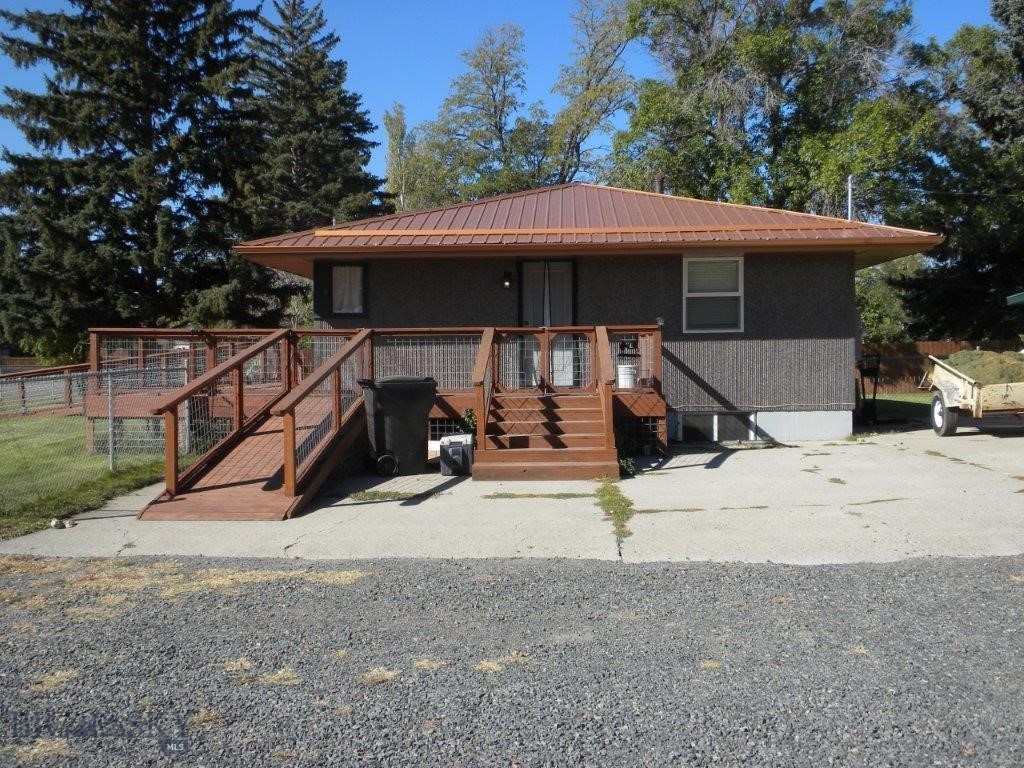 411 1st E Property Photo 9