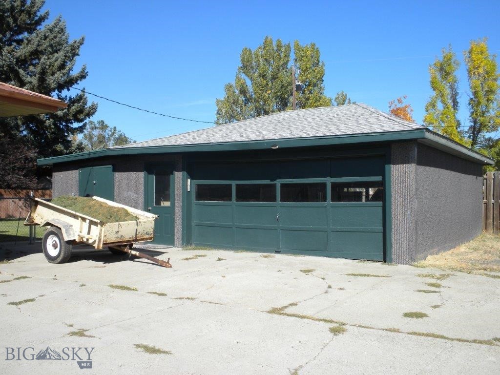 411 1st E Property Photo 10