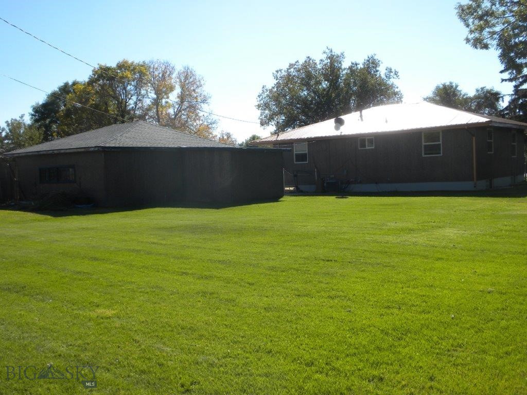 411 1st E Property Photo 12