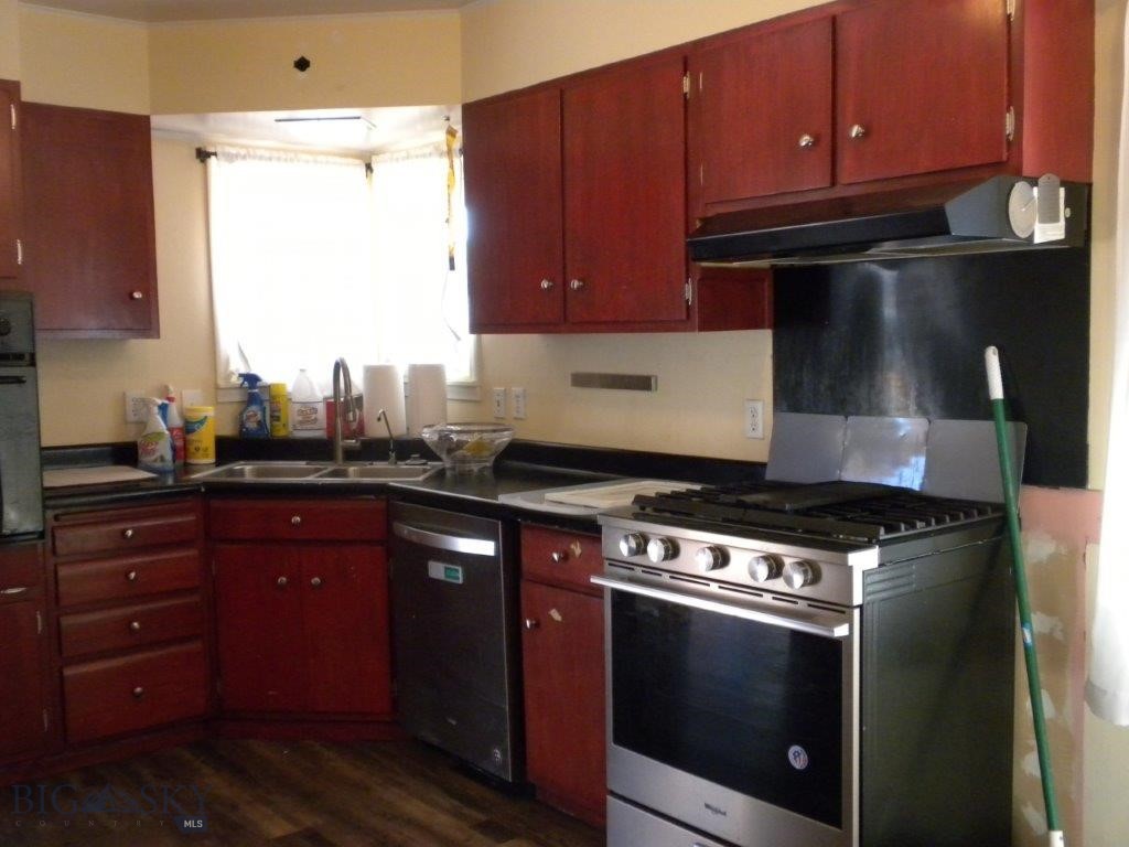 411 1st E Property Photo 17