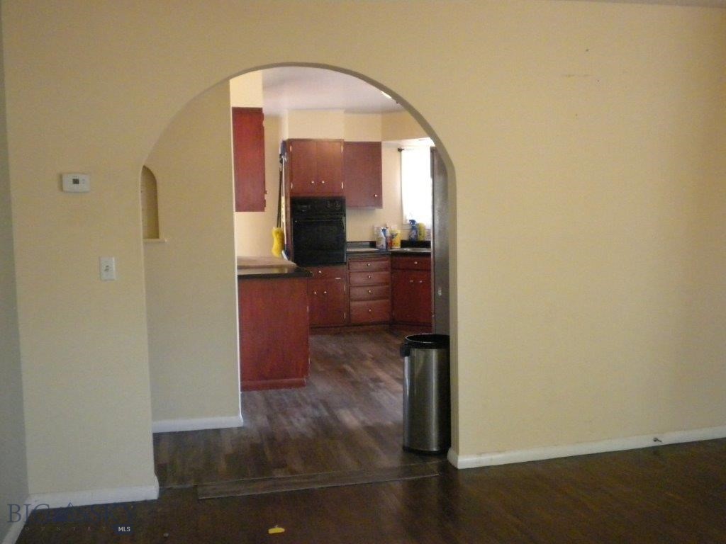 411 1st E Property Photo 22