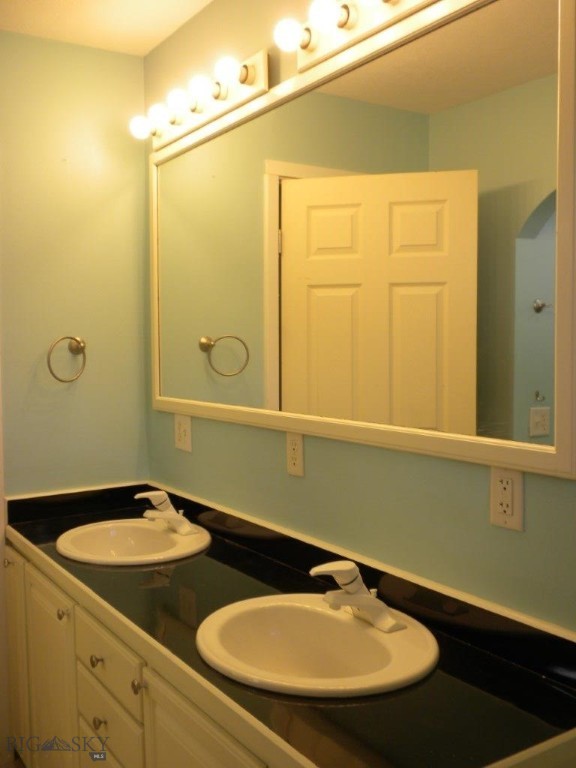411 1st E Property Photo 25