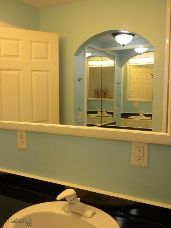 411 1st E Property Photo 26