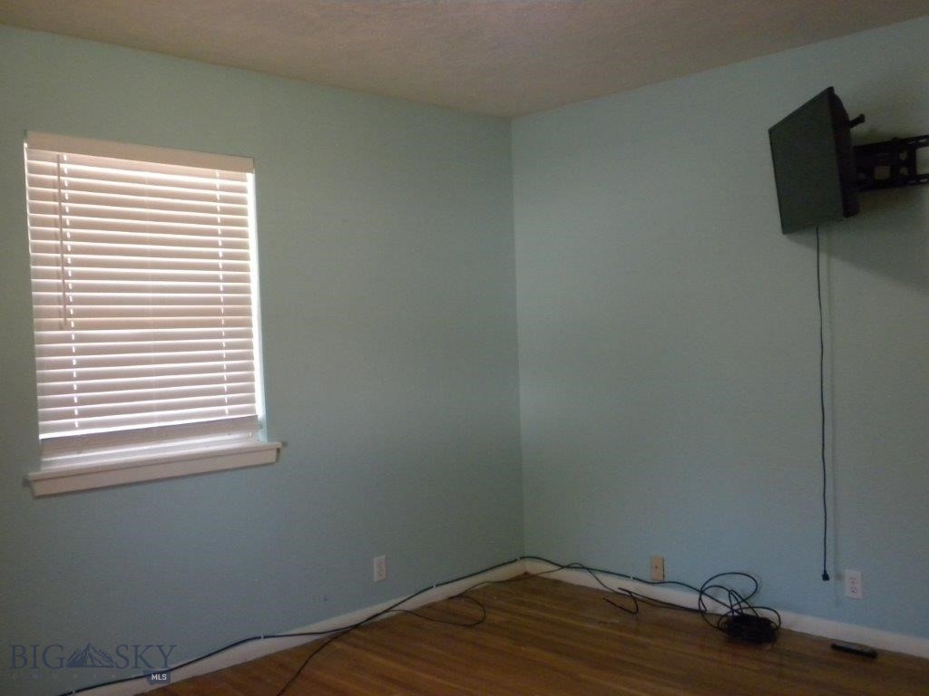 411 1st E Property Photo 29