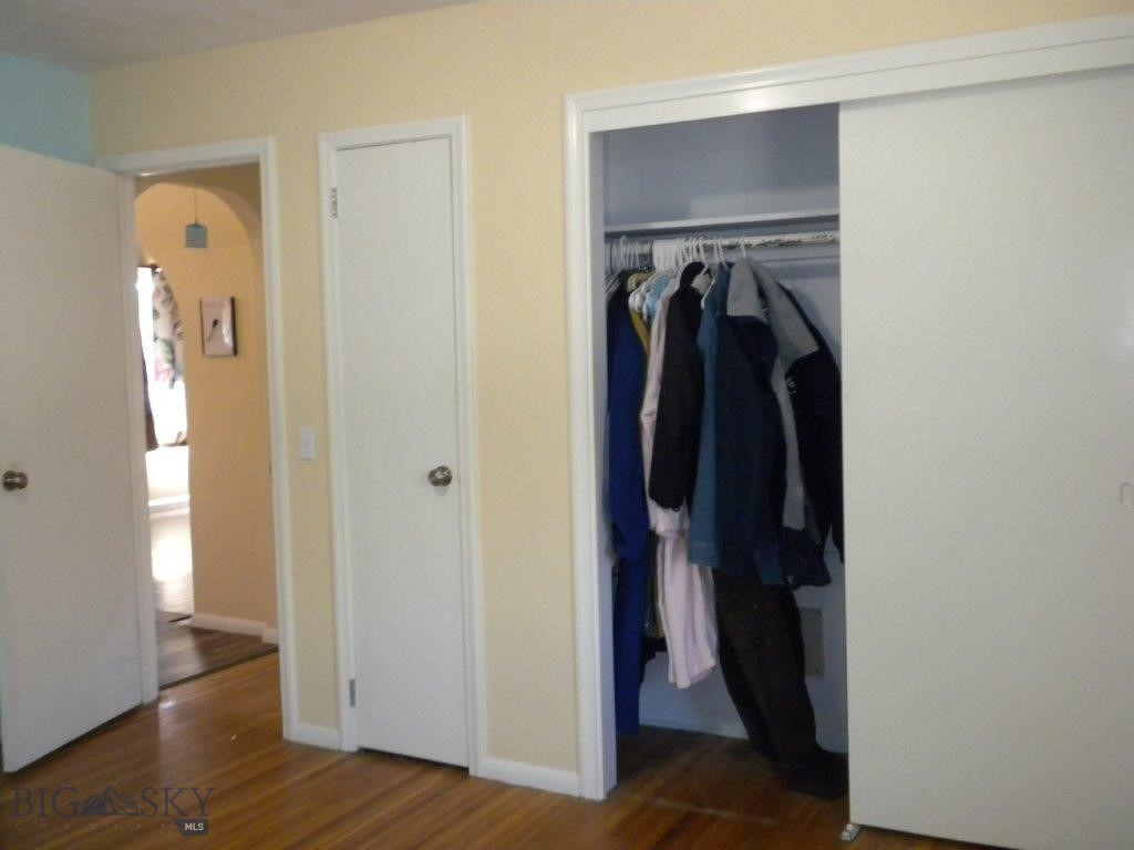 411 1st E Property Photo 30