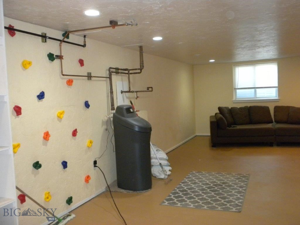 411 1st E Property Photo 33