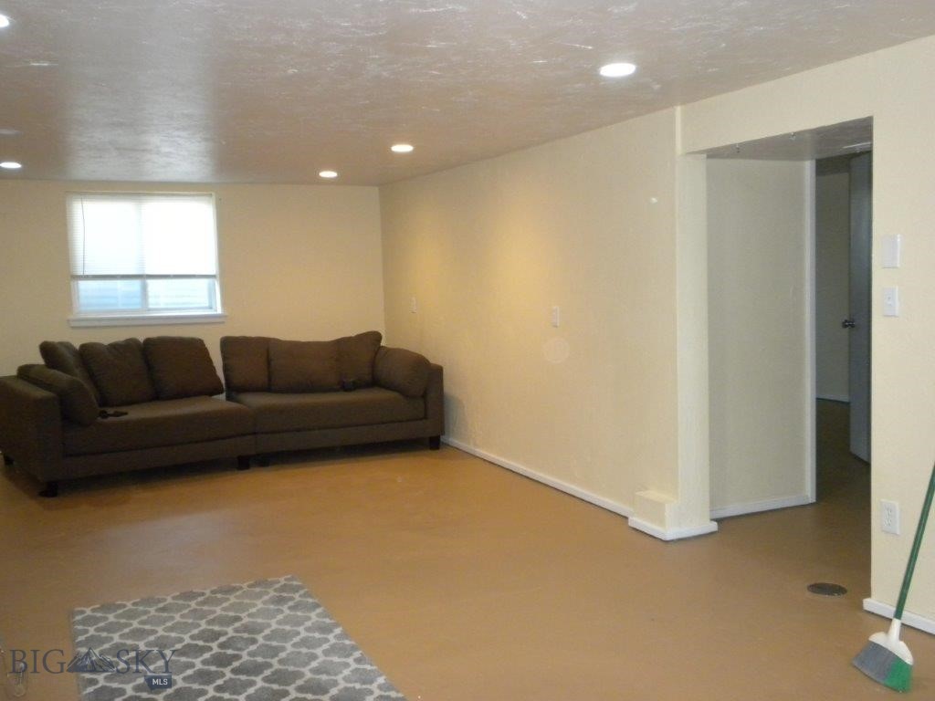 411 1st E Property Photo 34