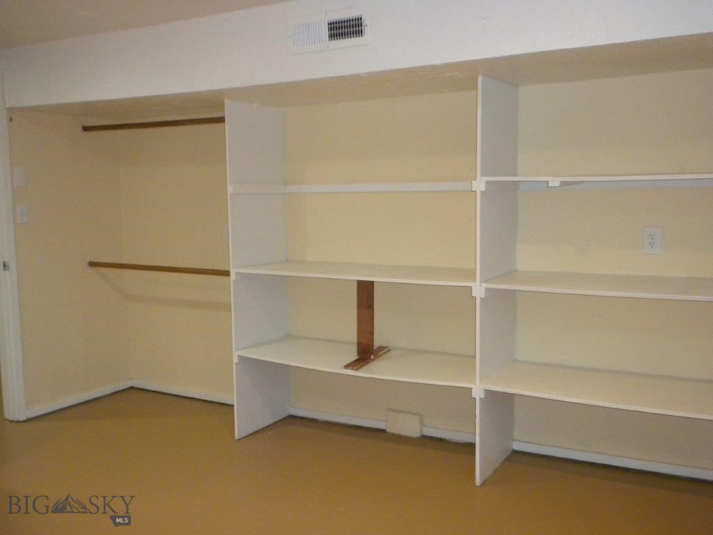 411 1st E Property Photo 38