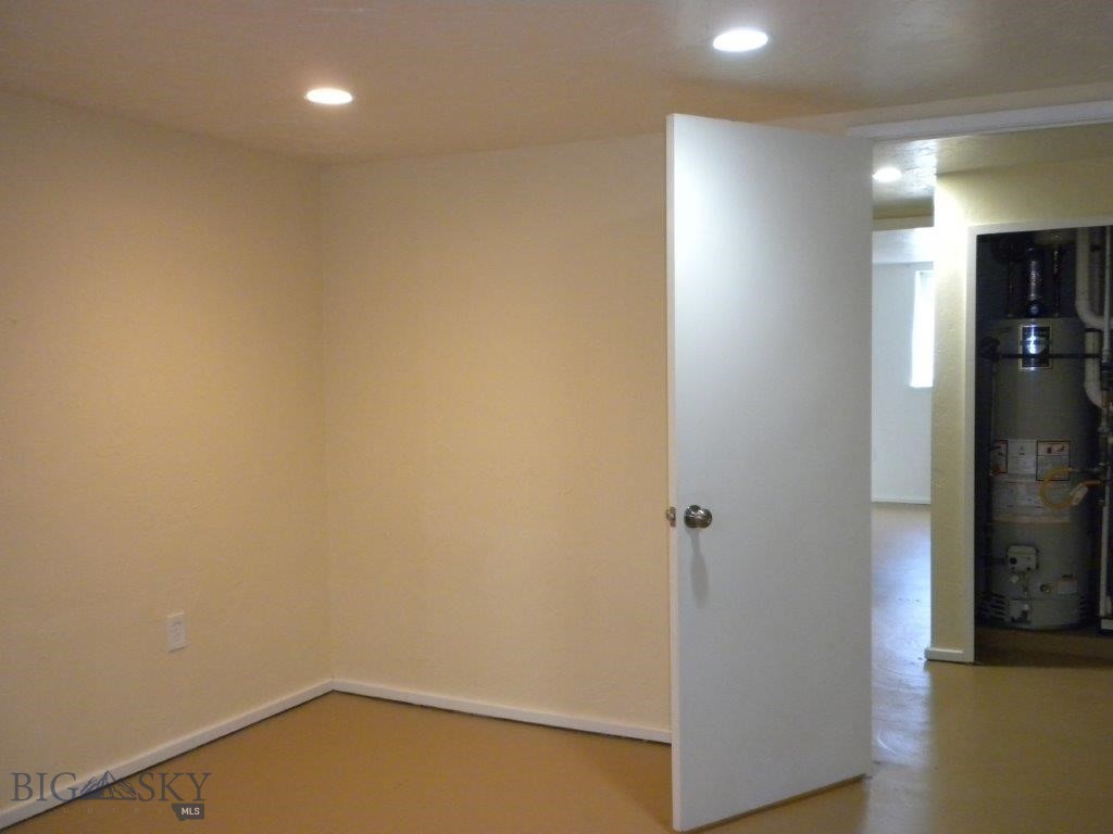 411 1st E Property Photo 39