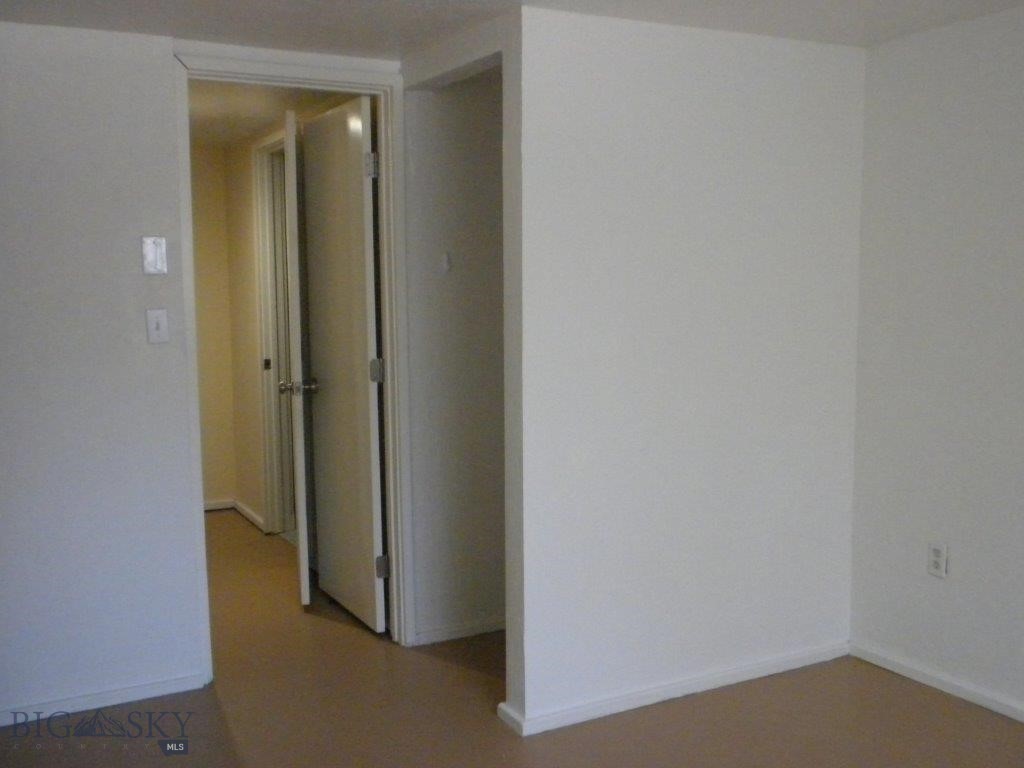 411 1st E Property Photo 40
