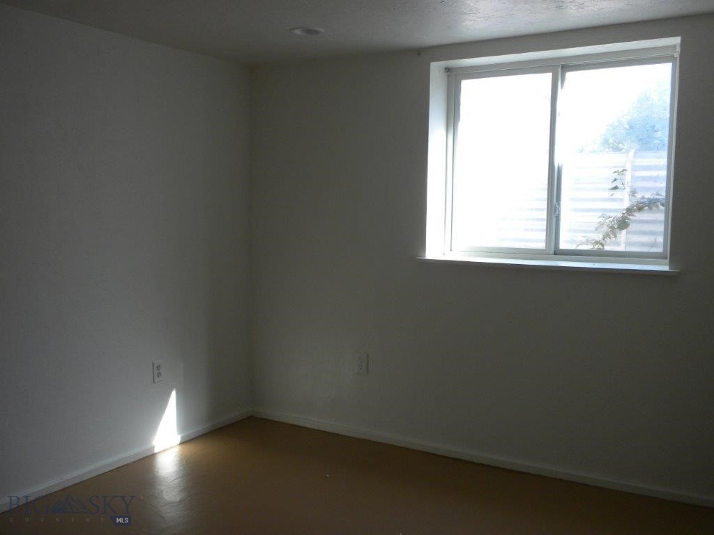 411 1st E Property Photo 41