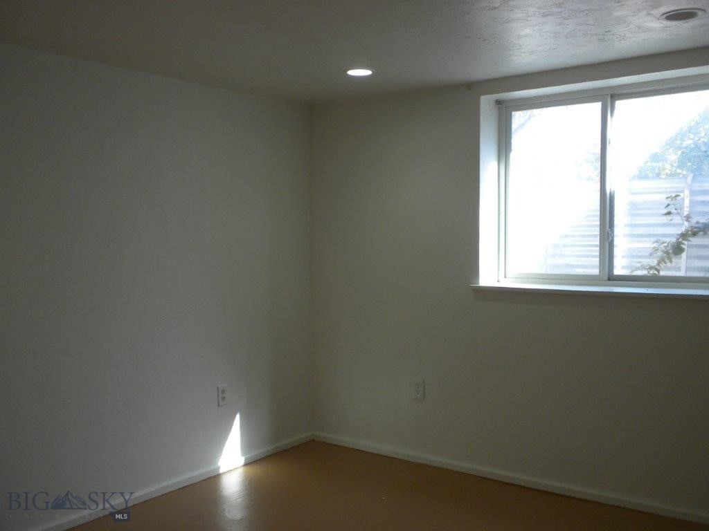 411 1st E Property Photo 42
