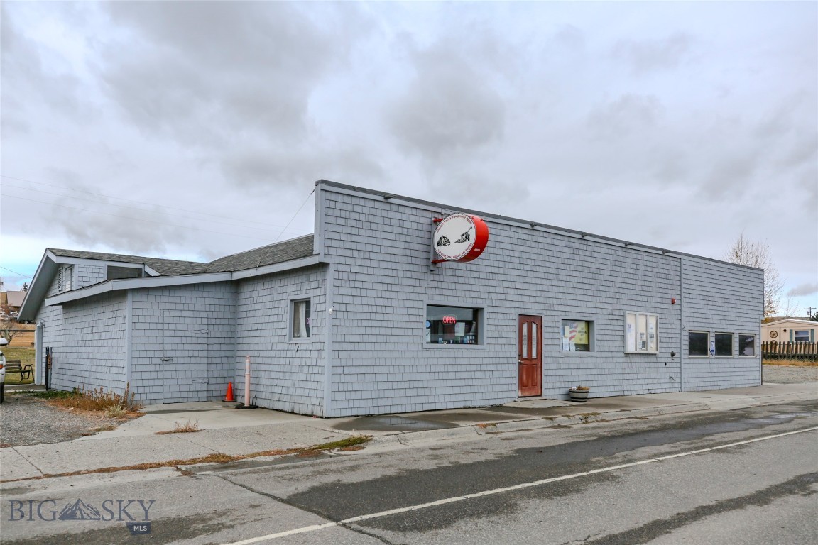 107 Elliot Street N Property Photo