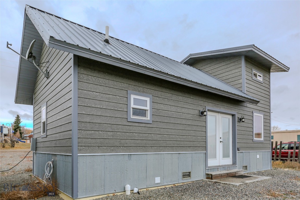 107 Elliot Street N Property Photo