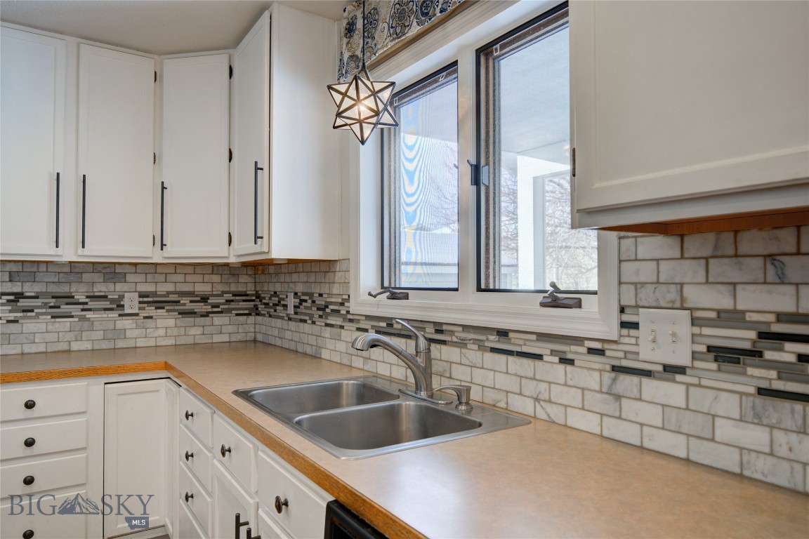 211 Quinella Street Property Photo 8