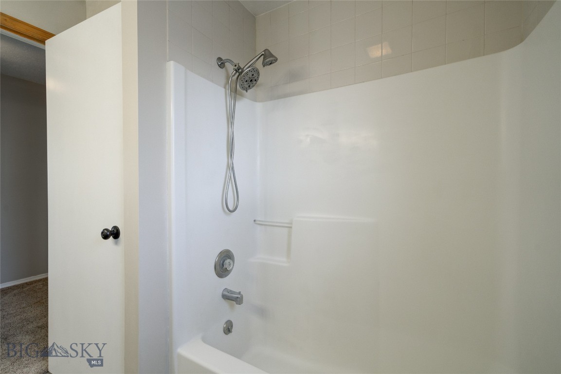 211 Quinella Street Property Photo 20