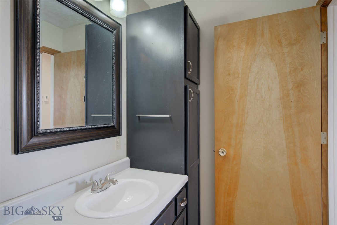 211 Quinella Street Property Photo 29