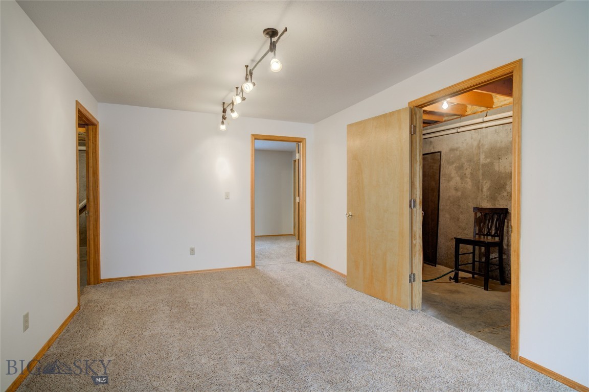 211 Quinella Street Property Photo 41