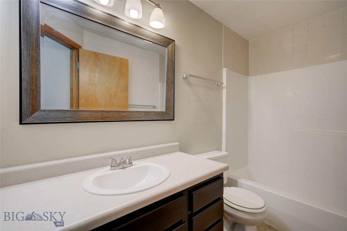 211 Quinella Street Property Photo 51