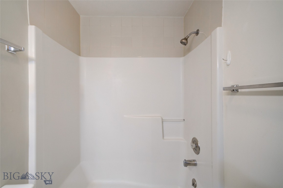 211 Quinella Street Property Photo 52