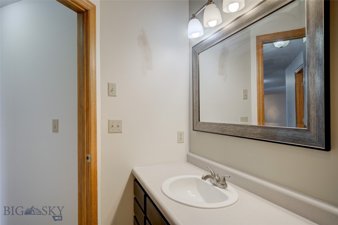211 Quinella Street Property Photo 53
