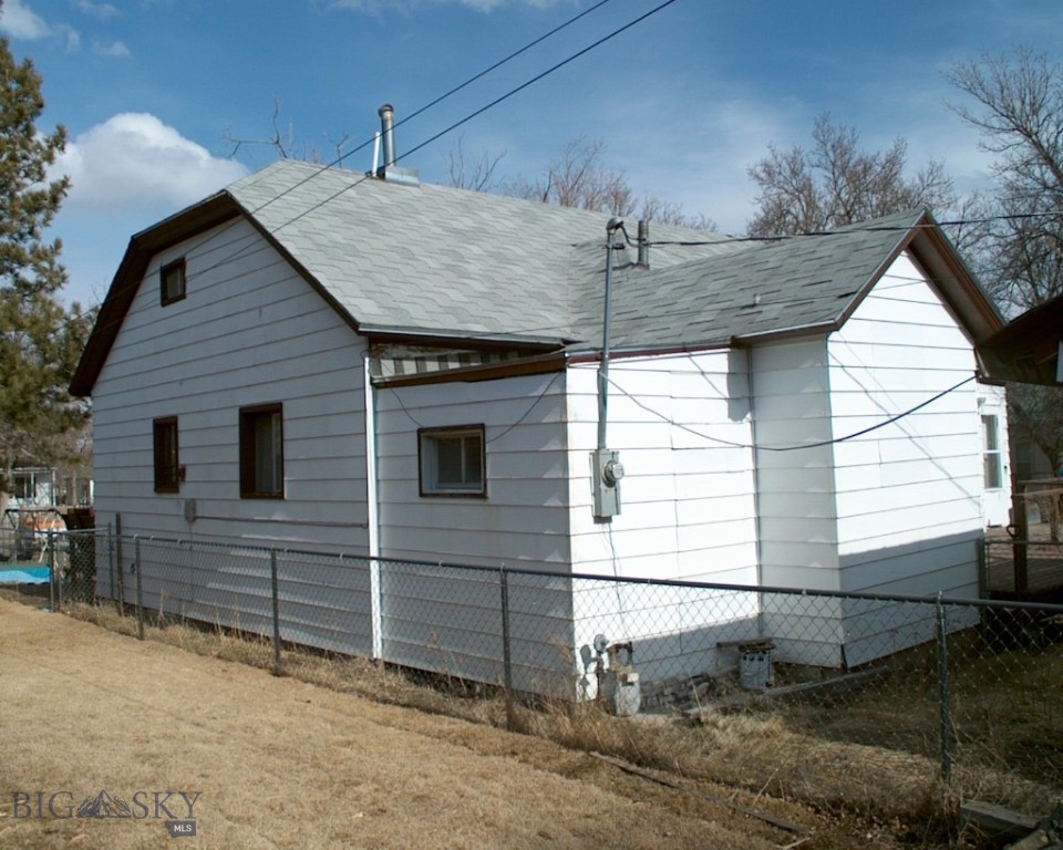 617 E Callender Street Property Photo 2