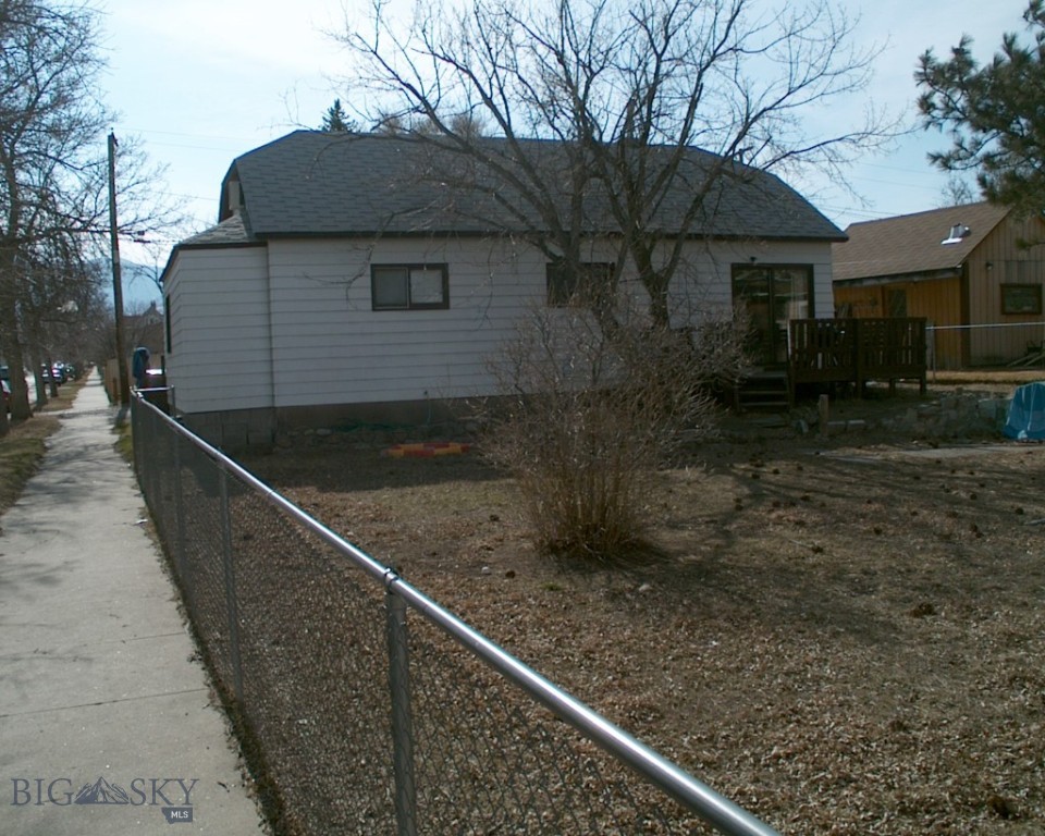 617 E Callender Street Property Photo 6